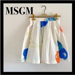 エムエスジイエム(MSGM)のエムエスジーエム★MSGM フレアスカート ひざ丈 40 M 白 花柄レディース(ひざ丈スカート)