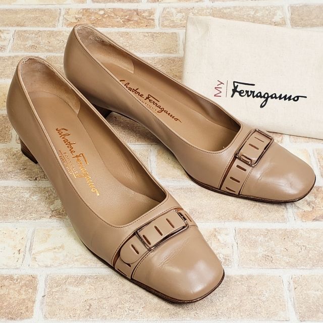 Ferragamoデザインパンプス