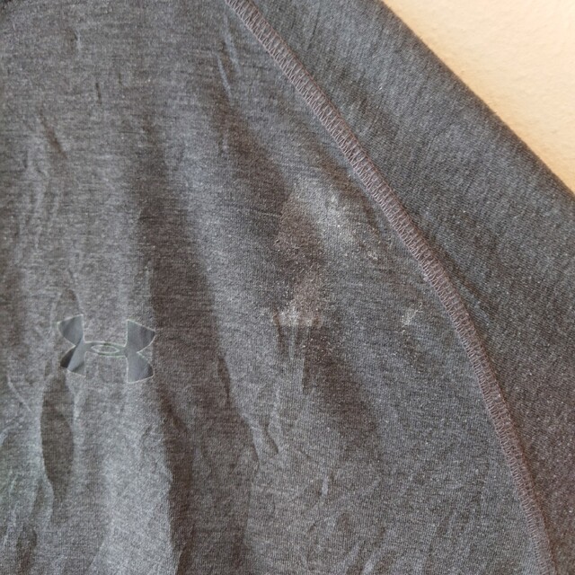 UNDER ARMOUR(アンダーアーマー)のUNDER ARMOUR　Tシャツ アンダーアーマー　グレー　ロゴマーク メンズのトップス(Tシャツ/カットソー(半袖/袖なし))の商品写真