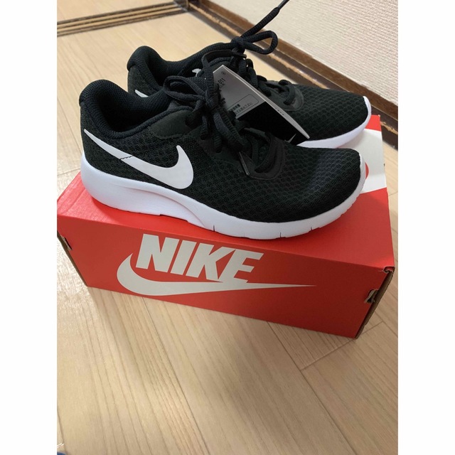 NIKE(ナイキ)のNIKE タンジュン キッズ/ベビー/マタニティのキッズ靴/シューズ(15cm~)(スニーカー)の商品写真