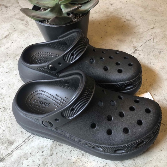 crocs(クロックス)のクロックス　クラシック　クラッシュ　厚底　黒　m5w7 23 大き目 レディースの靴/シューズ(サンダル)の商品写真