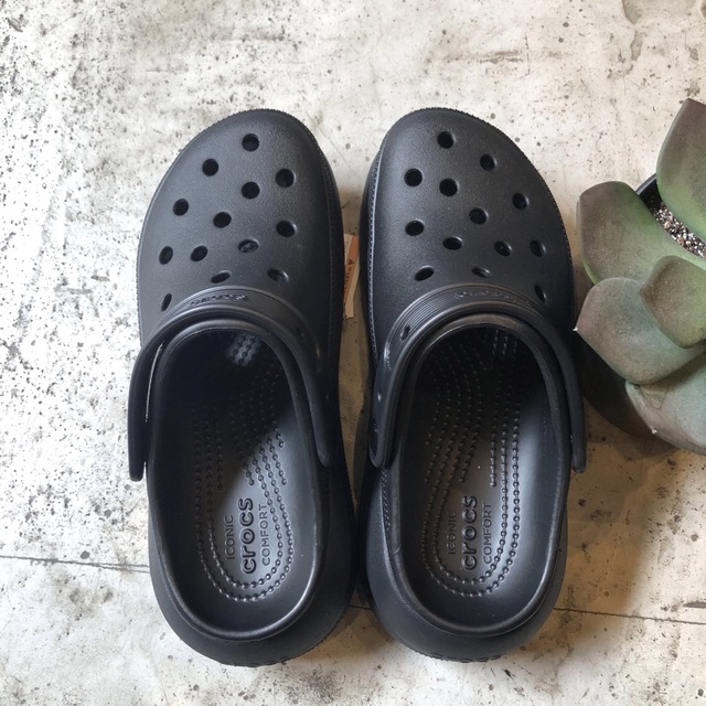 crocs(クロックス)のクロックス　クラシック　クラッシュ　厚底　黒　m5w7 23 大き目 レディースの靴/シューズ(サンダル)の商品写真