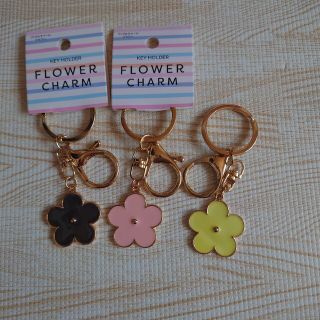 セリア(Seria)のセリア　フック付き　キーホルダーFlowerチャーム　ブラック＆ピンク＆イエロー(チャーム)