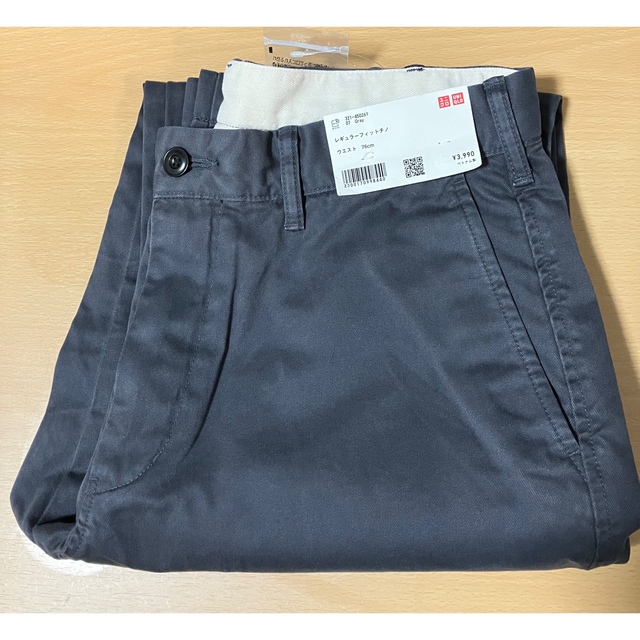 UNIQLO(ユニクロ)の新品　ユニクロ　レギュラーフィットチノ　ウエスト76   グレー メンズのパンツ(チノパン)の商品写真