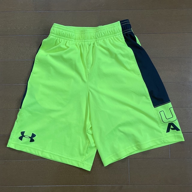 UNDER ARMOUR(アンダーアーマー)のアンダーアーマー　ハーフパンツ　イエロー　130 キッズ/ベビー/マタニティのキッズ服男の子用(90cm~)(パンツ/スパッツ)の商品写真