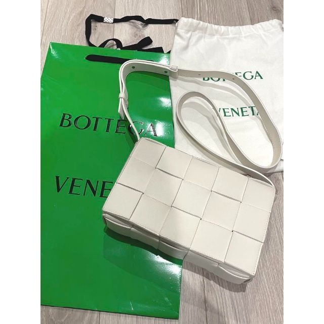 Bottega Veneta - 【値下げ】ボッテガ カセット INTRECCIO LEATHERホワイト 美品