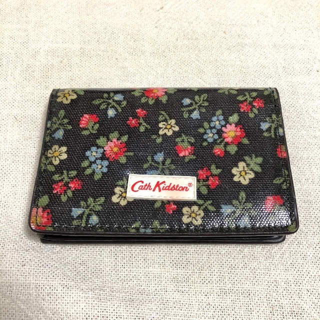 Cath Kidston(キャスキッドソン)のCathKidson カードケース 黒 花柄 レディースのファッション小物(名刺入れ/定期入れ)の商品写真