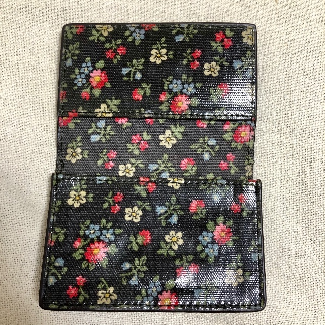 Cath Kidston(キャスキッドソン)のCathKidson カードケース 黒 花柄 レディースのファッション小物(名刺入れ/定期入れ)の商品写真