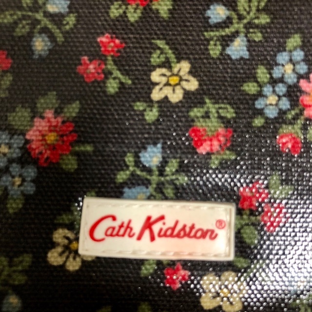 Cath Kidston(キャスキッドソン)のCathKidson カードケース 黒 花柄 レディースのファッション小物(名刺入れ/定期入れ)の商品写真
