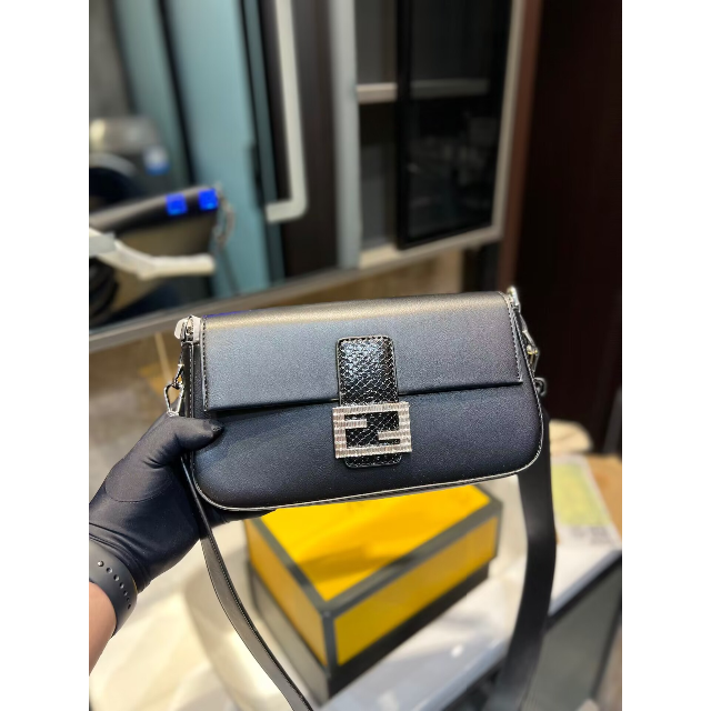 人気ブランド FENDI - 箱、袋あり BAGUETTE DUO FENDI ショルダー