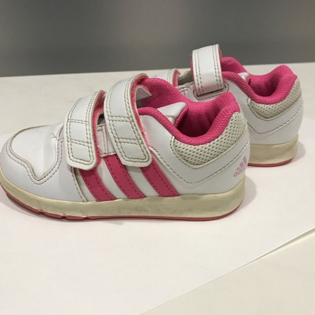 adidas(アディダス)のアディダス　キッズスニーカー　14㎝　白×ピンク キッズ/ベビー/マタニティのベビー靴/シューズ(~14cm)(スニーカー)の商品写真