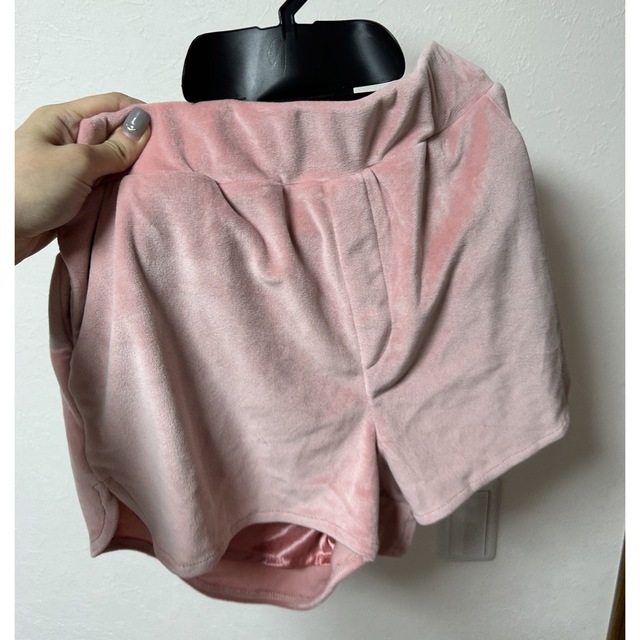 épine(エピヌ)の最終値下げside slit velours short pants pink レディースのパンツ(カジュアルパンツ)の商品写真
