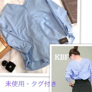 ケービーエフ(KBF)の【新品タグ付き】アーバンリサーチ KBF 後ろネジリVネックブラウス(シャツ/ブラウス(長袖/七分))