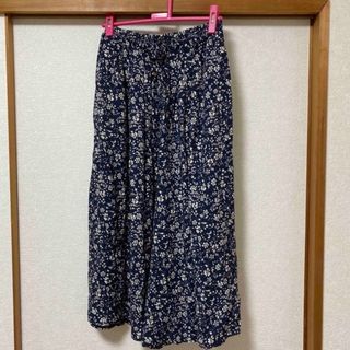 ガウチョパンツ　花柄　紺(カジュアルパンツ)