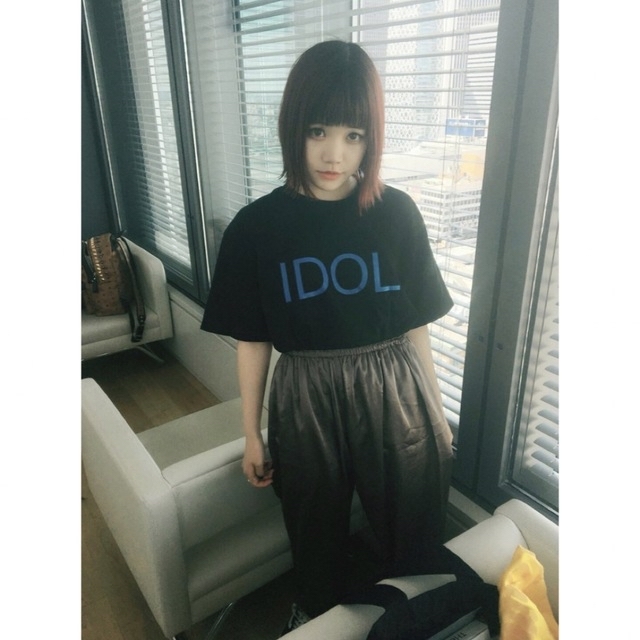 【最終出品値下げ】 BiSH IDOL Tシャツ 青文字　Mサイズ エンタメ/ホビーのタレントグッズ(ミュージシャン)の商品写真