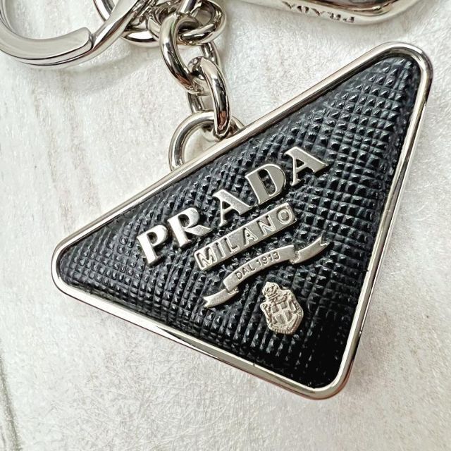 プラダ PRADA キーホルダー キーリング バッグチャーム 三角プレート