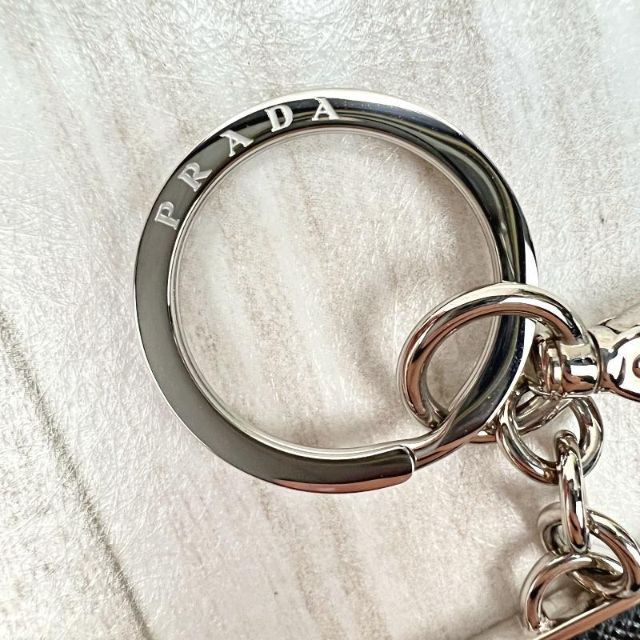 プラダ PRADA キーホルダー キーリング バッグチャーム 三角プレート