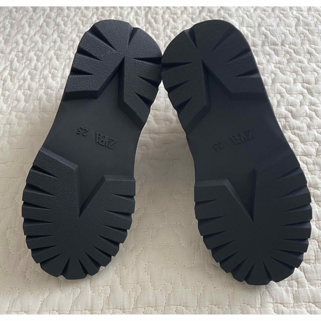 ZARA KIDS(ザラキッズ)のZARA KIDS キッズ トラックソール　リアルレザー　ブーツ　ブラック　新品 キッズ/ベビー/マタニティのキッズ靴/シューズ(15cm~)(ブーツ)の商品写真