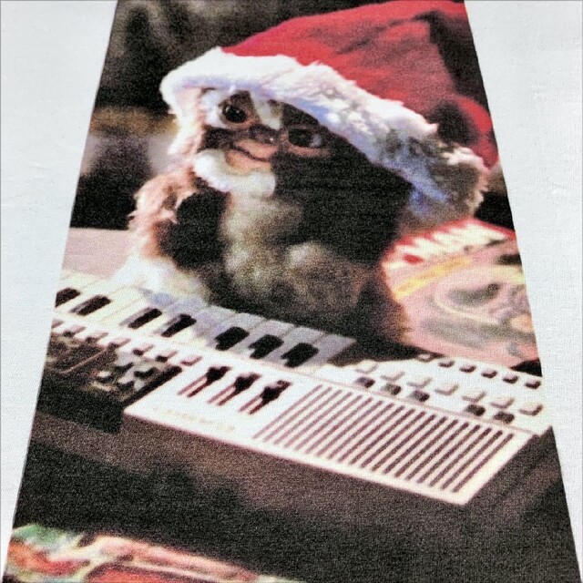 新品 グレムリン モグワイ ギズモ クリスマス サンタ帽 キーボード Tシャツ メンズのトップス(Tシャツ/カットソー(半袖/袖なし))の商品写真