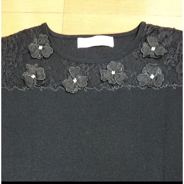 31 Sons de mode(トランテアンソンドゥモード)のフラワーモチーフ付ニット レディースのトップス(ニット/セーター)の商品写真