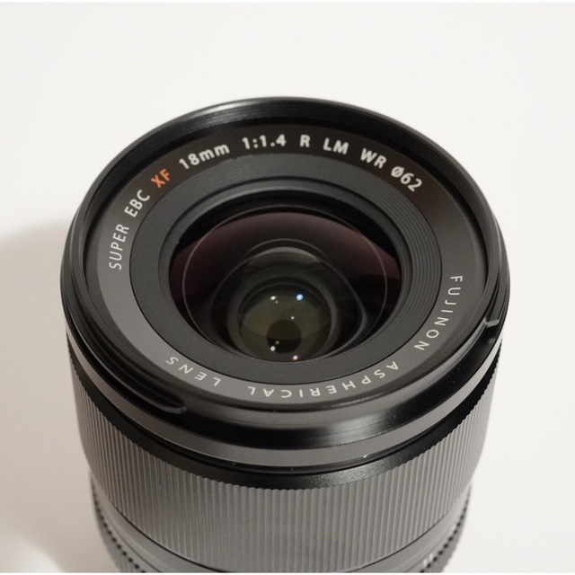 富士フイルム(フジフイルム)の(未使用)FUJIFILM XF18mm F1.4 R LM WR スマホ/家電/カメラのカメラ(レンズ(単焦点))の商品写真