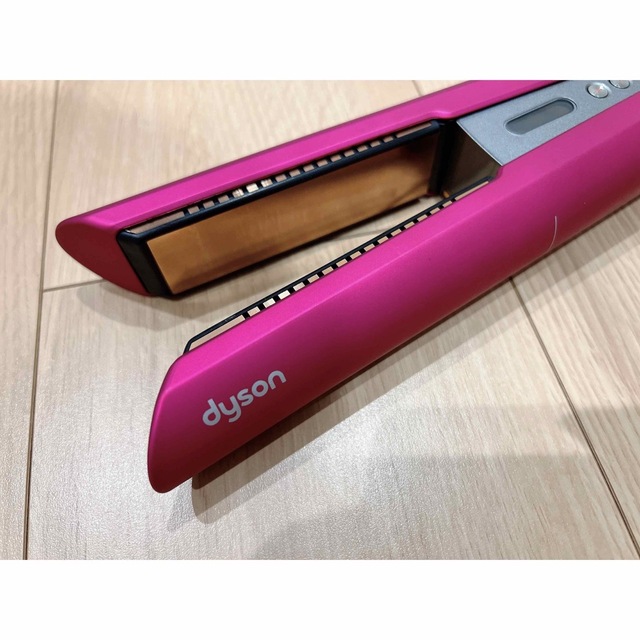 Dyson(ダイソン)の【新品未使用】dyson ヘアアイロン フューシャ/ピンク スマホ/家電/カメラの美容/健康(ヘアアイロン)の商品写真