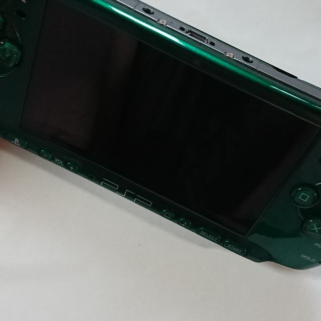 SONY(ソニー)の【10回未満の使用】PSP 3000 本体　充電器　スピリティッド・グリーン エンタメ/ホビーのゲームソフト/ゲーム機本体(携帯用ゲーム機本体)の商品写真