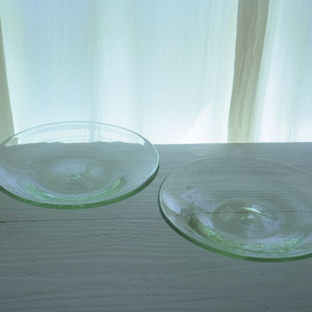 【tarotaro様専用】水面のような吹きガラスのお皿　小さな泡入り　2枚セット