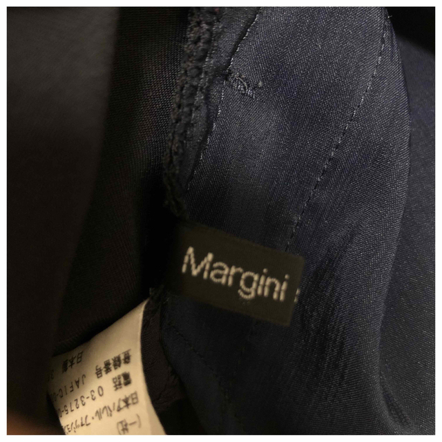 MARGINI e vuote マルジニエボーテ　ハーフパンツ　ネイビー レディースのパンツ(ハーフパンツ)の商品写真