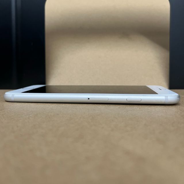 iPhone(アイフォーン)のiPhone 7 32GB シルバー スマホ/家電/カメラのスマートフォン/携帯電話(スマートフォン本体)の商品写真