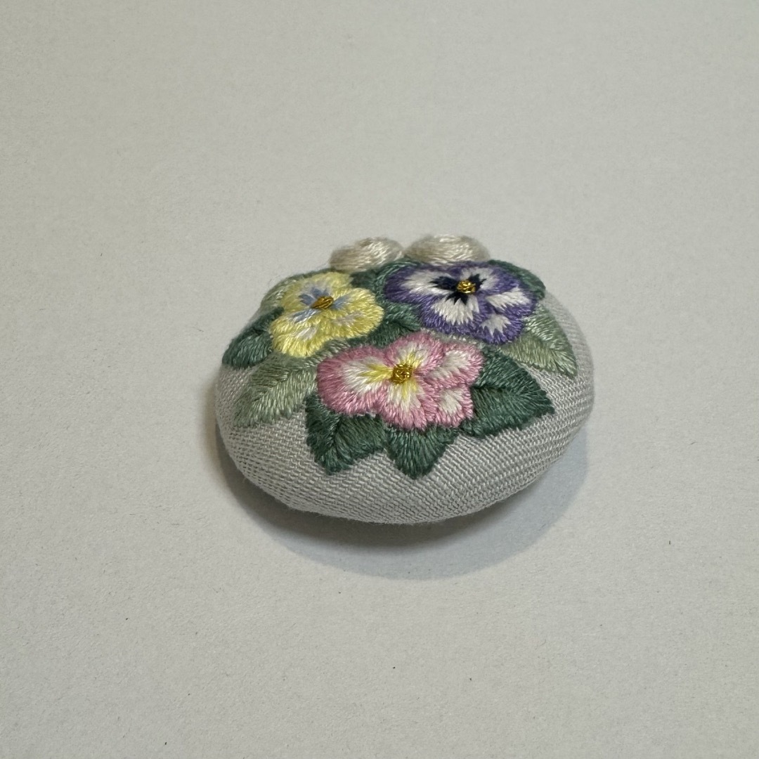 ハンドメイド　ビオラの刺繍ブローチ　NO.24