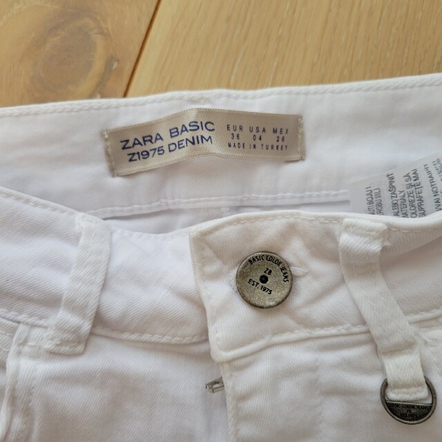 新品試着のみ ZARA BASIC Z1975 DENIMスキニーホワイトパンツ レディースのパンツ(スキニーパンツ)の商品写真