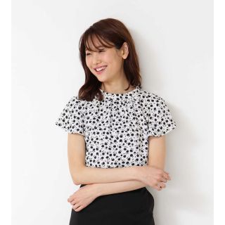 ナチュラルビューティーベーシック(NATURAL BEAUTY BASIC)のNATURAL BEAUTY BASIC フラワープリントスタンドブラウス(シャツ/ブラウス(半袖/袖なし))