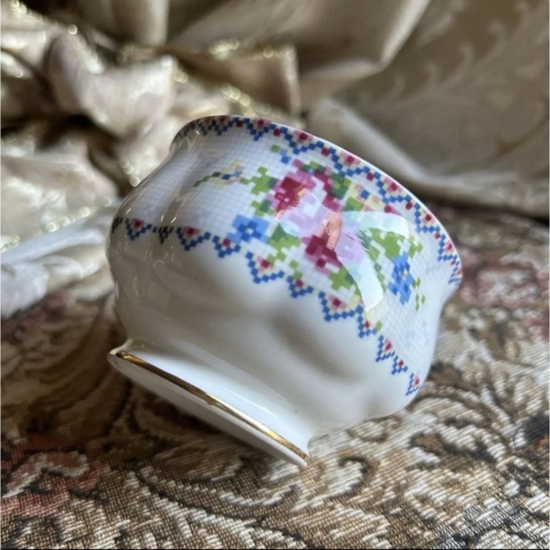 ROYAL ALBERT(ロイヤルアルバート)の英国製 希少 Royal Albert 【Petit Point】シュガーボウル インテリア/住まい/日用品のキッチン/食器(食器)の商品写真