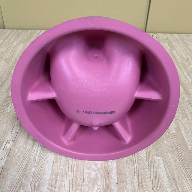 Bumbo(バンボ)の☆除菌洗浄済　☆美品☆　バンボ　ベビーソファー　トレイ＆腰ベルト付　人気のピンク キッズ/ベビー/マタニティのキッズ/ベビー/マタニティ その他(その他)の商品写真