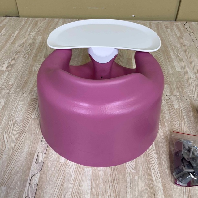 Bumbo(バンボ)の☆除菌洗浄済　☆美品☆　バンボ　ベビーソファー　トレイ＆腰ベルト付　人気のピンク キッズ/ベビー/マタニティのキッズ/ベビー/マタニティ その他(その他)の商品写真