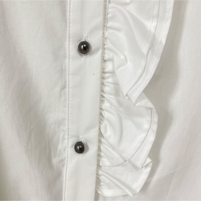 新品✴︎前立てフリルブラウス　白　ホワイト　ぽわん袖 レディースのトップス(シャツ/ブラウス(長袖/七分))の商品写真