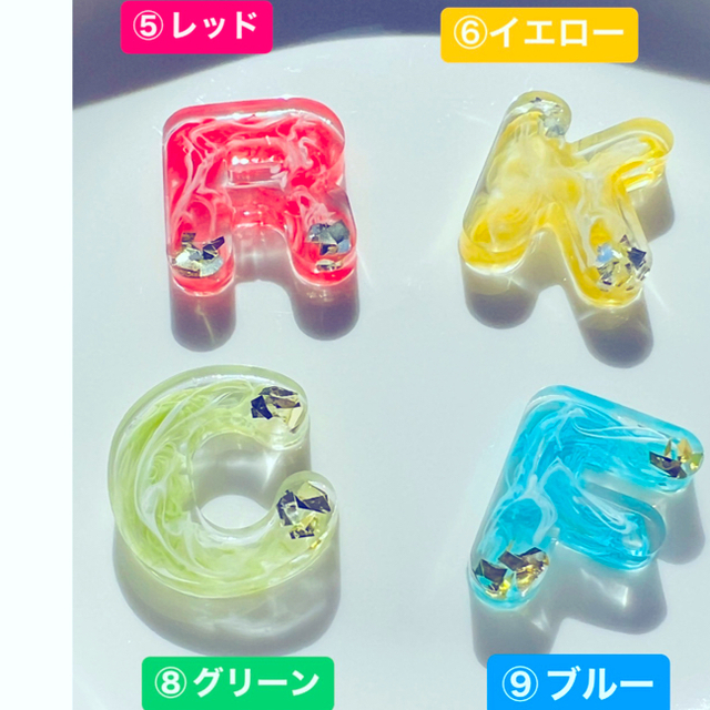 「名前入れ無料】レジン　イニシャルキーホルダー　名前入りキーホルダー　プチギフト ハンドメイドのファッション小物(バッグチャーム)の商品写真