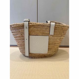 ロエベ(LOEWE)のロエベ　かごバッグ　ホワイト(かごバッグ/ストローバッグ)