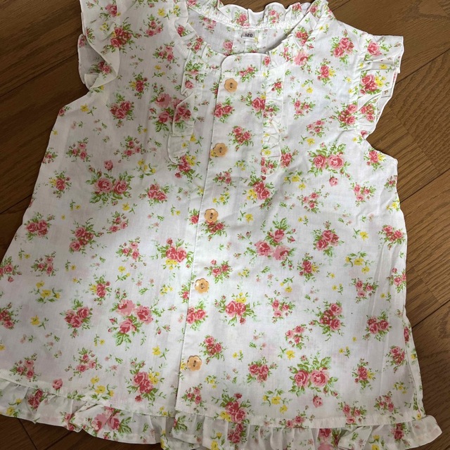 新品　未使用品　花柄　ノースリーブ　ブラウス　フリフリ　120サイズ キッズ/ベビー/マタニティのキッズ服女の子用(90cm~)(ブラウス)の商品写真