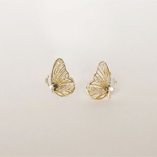 アーカー(AHKAH)の【p57】クリスタルバタフライピアス 18k gold-plated(ピアス)