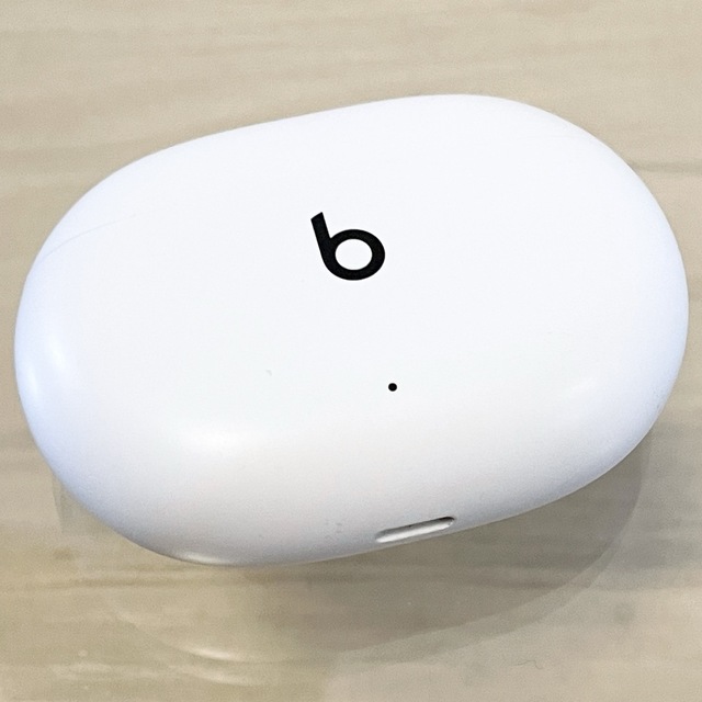 Beats by Dr Dre(ビーツバイドクタードレ)の★良品★Beats Studio Buds ホワイト 充電ケースのみ／W117 スマホ/家電/カメラのオーディオ機器(ヘッドフォン/イヤフォン)の商品写真