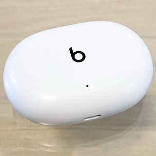 ビーツバイドクタードレ(Beats by Dr Dre)の★良品★Beats Studio Buds ホワイト 充電ケースのみ／W117(ヘッドフォン/イヤフォン)