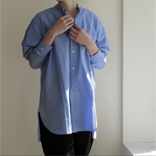 COMOLI(コモリ)のCOMOLI  バンドカラーシャツ  SAX  サイズ0 レディースのトップス(シャツ/ブラウス(長袖/七分))の商品写真