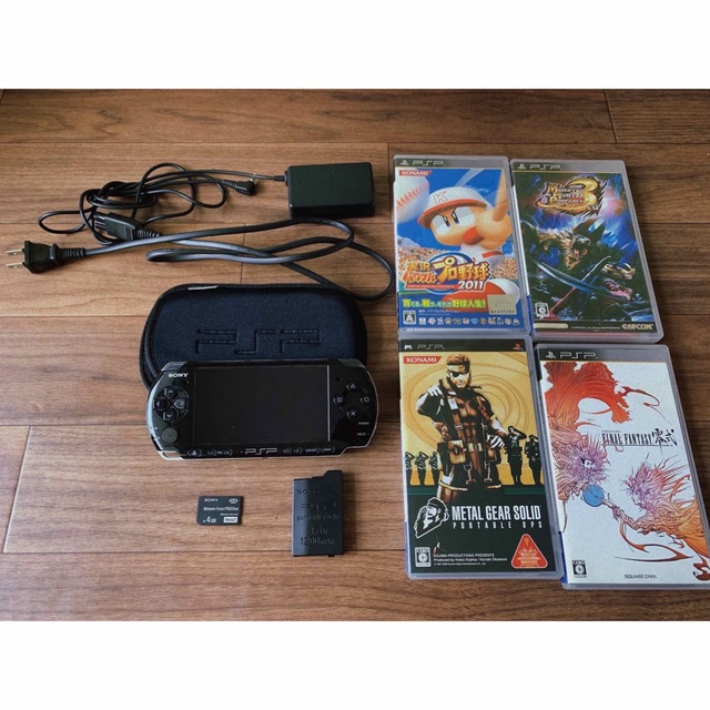 PlayStation Portable(プレイステーションポータブル)のPSP 3000 本体　ソフト4本 エンタメ/ホビーのゲームソフト/ゲーム機本体(携帯用ゲーム機本体)の商品写真