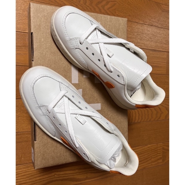 VEJA(ヴェジャ)の新品　未使用VEJAヴェジャ V12レザー　スニーカー  EUR36 23cm  レディースの靴/シューズ(スニーカー)の商品写真