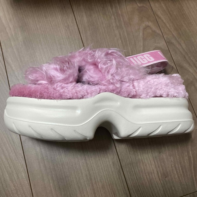 UGG - UGG 厚底サンダル ピンク未使用新品の通販 by らくま's shop ...