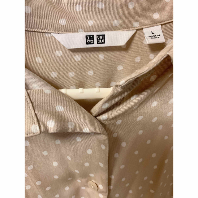 UNIQLO(ユニクロ)のユニクロ レーヨンプリントブラウス（長袖）Lサイズ ベージュ レディースのトップス(シャツ/ブラウス(長袖/七分))の商品写真