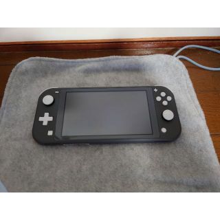 ニンテンドウ(任天堂)のNintendo Switch Light グレー（おまけ付き）(家庭用ゲーム機本体)