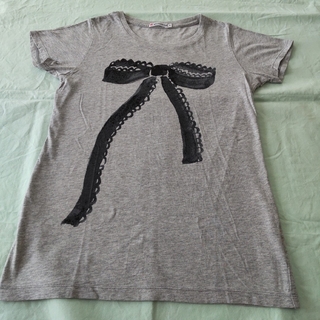 ユニクロ(UNIQLO)の⭐️ユニクロ⭐️大人可愛いリボンのカットソー Tシャツ UT M(カットソー(半袖/袖なし))
